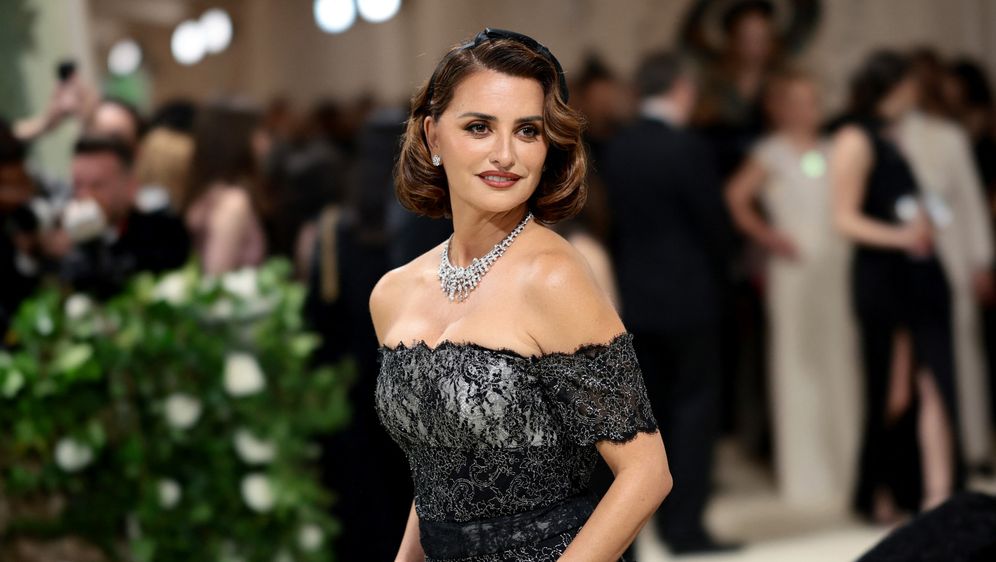 Penelope Cruz na Met Gali u haljini modne kuće Chanel - 6