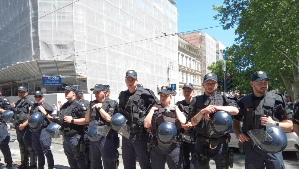 Interventna okružila protuprosvjednike - 2