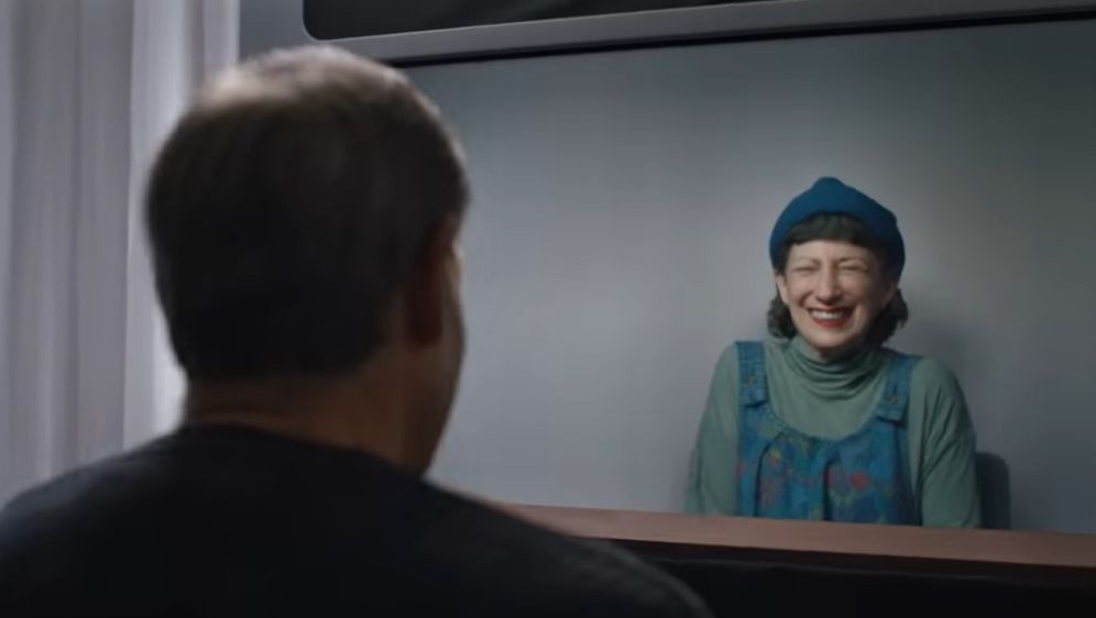 Muškarac i žena razgovaraju koristeći Starline tehnologiju videopoziva