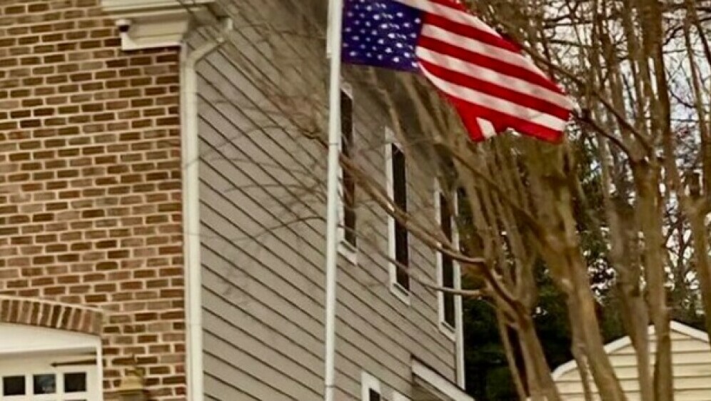 Zastava pored kuće
