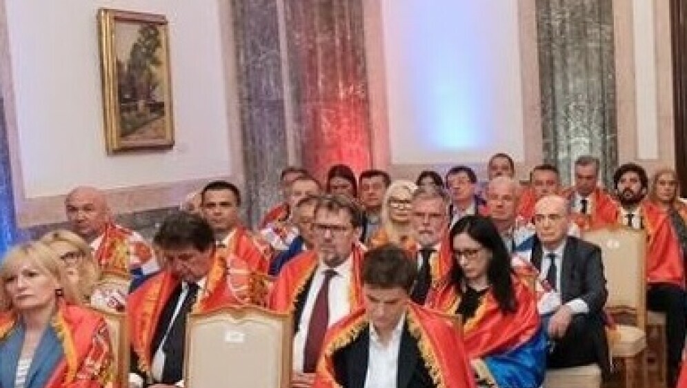 Tomislav Žigmanov obavijen srpskom zastavom