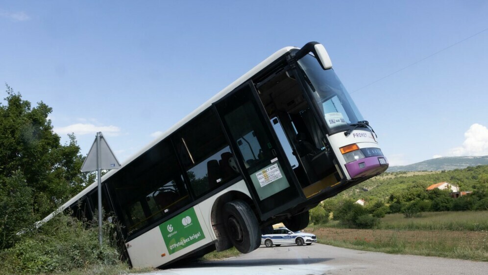 Zapalio se autobus koji je prevozio učenike, a kada su izašli iz vozila sam se pokrenuo i sletio s ceste