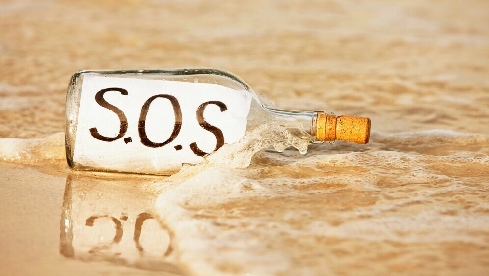 Poruka u boci na kojoj piše SOS