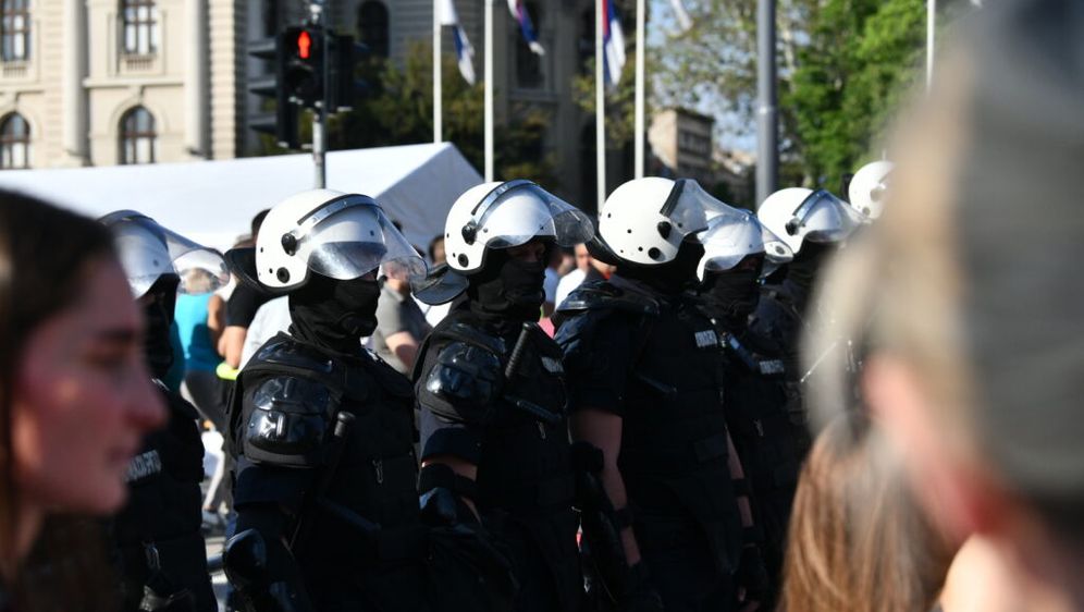 Kordon policije između prosvjednika i Vučićevih pristaša - 1