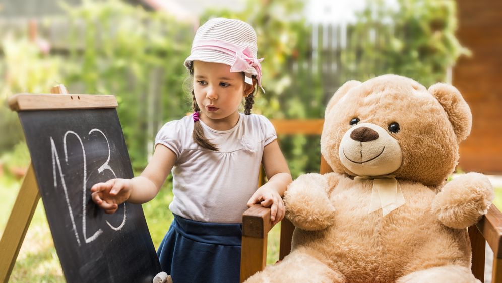 Djevojčica i plišani medvjed