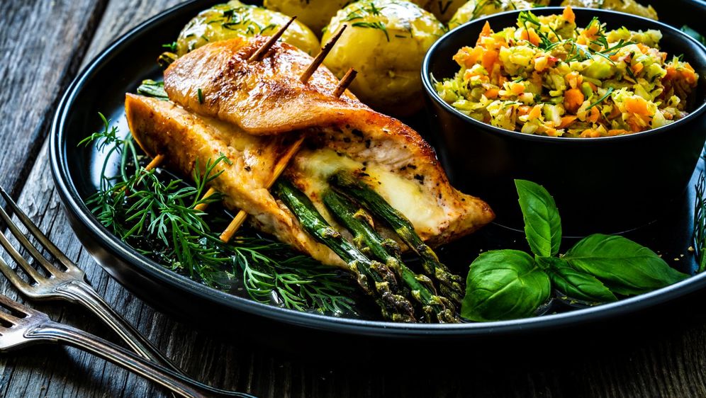 Pečena pileća prsa punjena sirom i šparogama