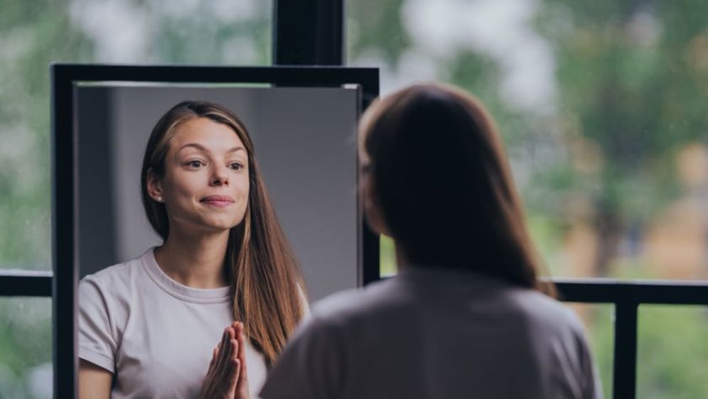 Djevojka pred ogledalom