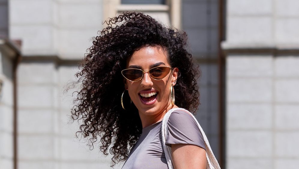 Bijele hlače u street style izdanju ljepotice sa špice