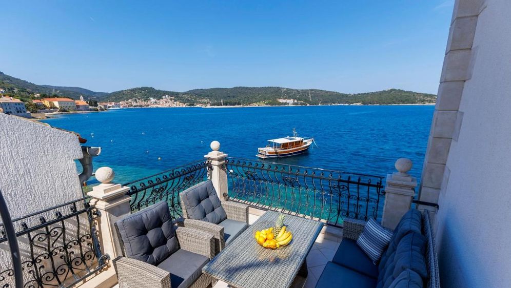 Seafront Apartment Vis - 3