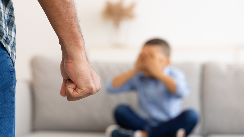 Otac prijeti djetetu, ilustracija