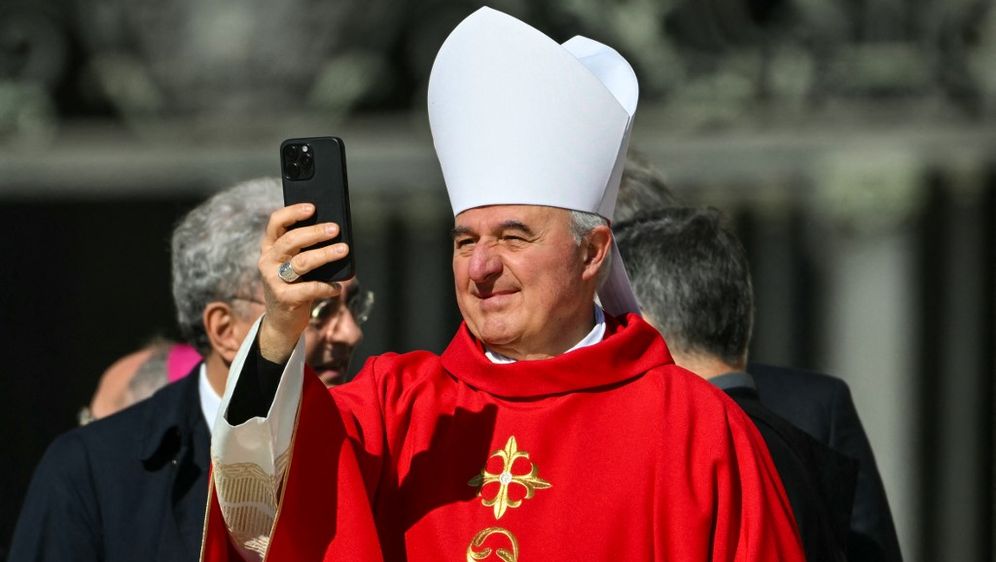 Kardinal s pametnim telefonom