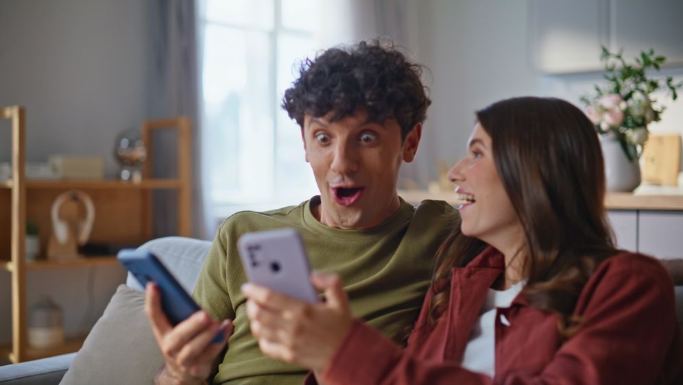 Dečko i djevojka gledaju smartphone, ilustracija