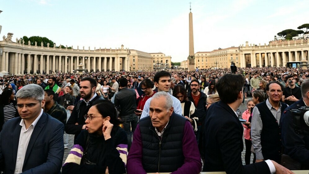 Vjernici na Trgu svetog Petra čekaju dim iz Sikstinske kapele