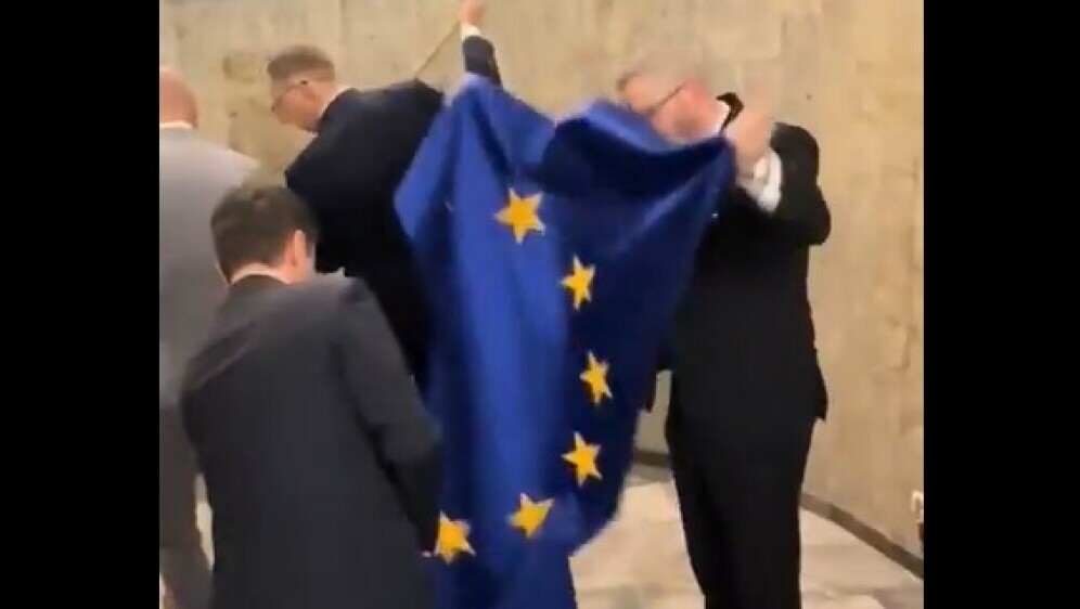 Grzegorz Braun sa zastavom