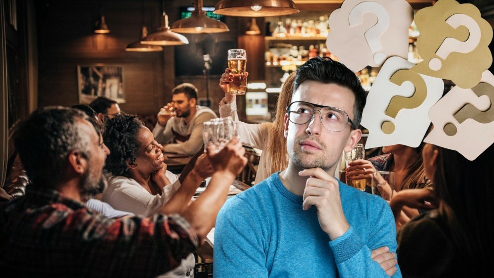 Muškarac koji razmišlja i prikaz puba