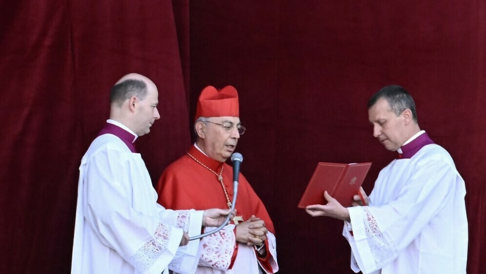 Francuski kardinal protođakon Dominique Mamberti objavljuje ime novog pape