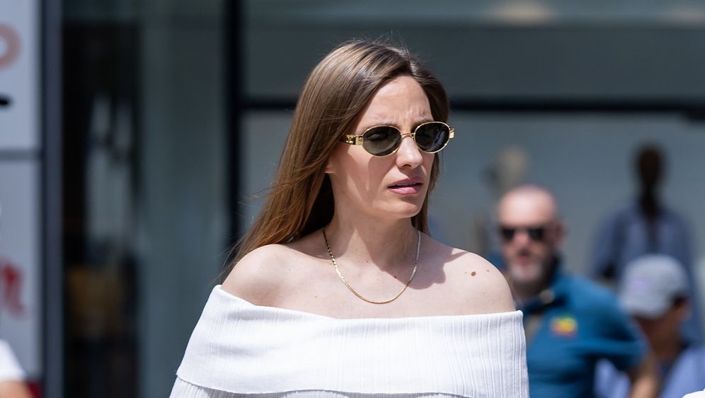 Street style trudnica iz centra Zagreba nosi bijelu pletenu haljinu uskog kroja
