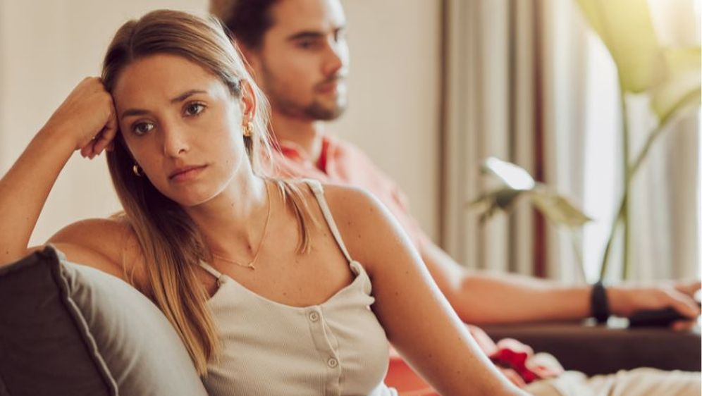 Tužna djevojka pored dečka