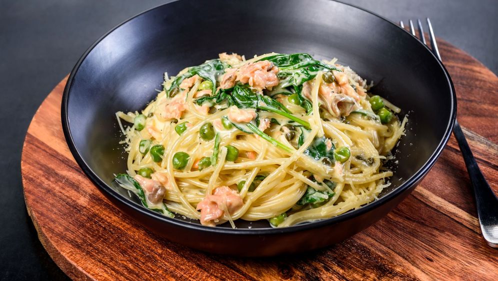 Tjestenina s lososom i povrćem u umaku od limuna