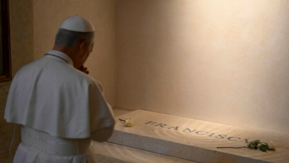 Papa Lav XIV. na grobu pape Franje