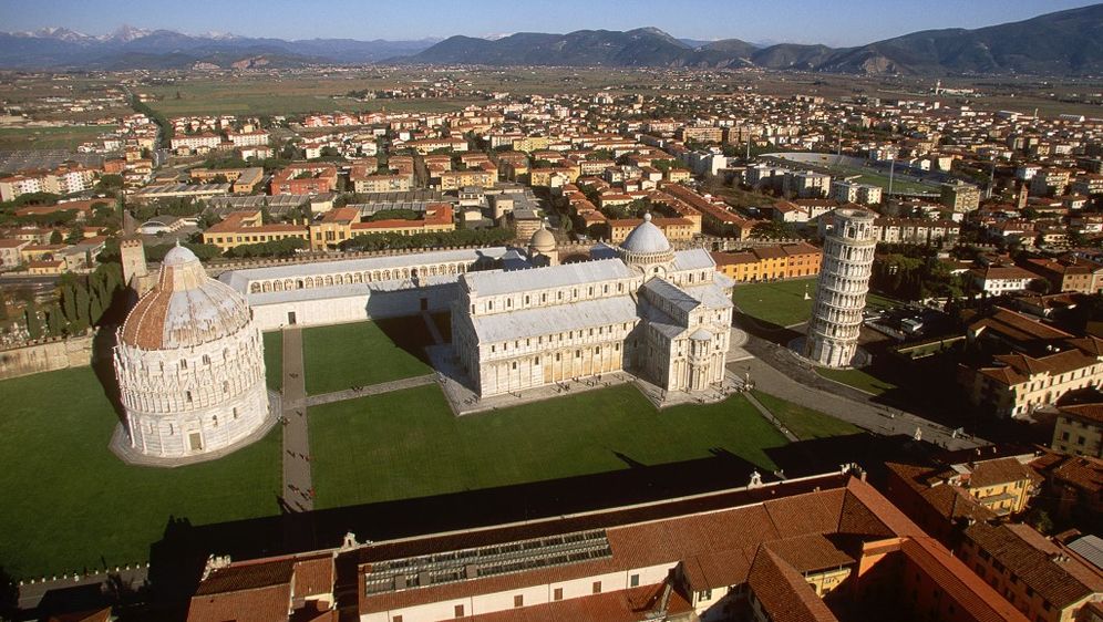 Kosi toranj u Pisi, u pozadini i stadion