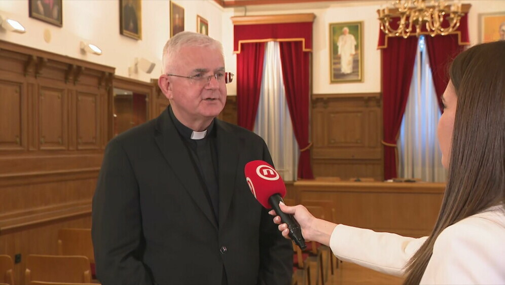 mons. Mate Uzinić, riječki nadbiskup i Valentina Baus, reporterka Dnevnika Nove TV