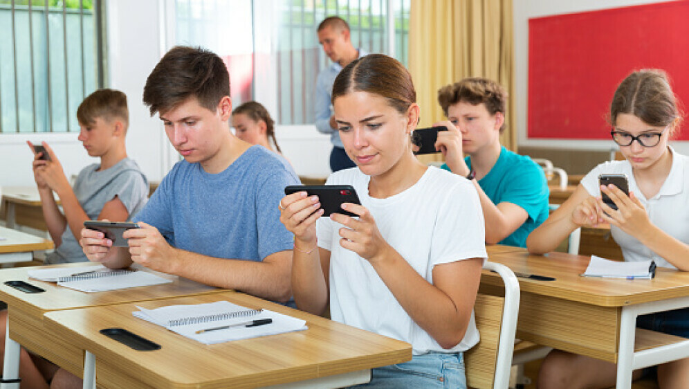 Učenici s mobitelima