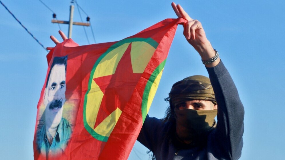 Kurdistanka sa zastavom PKK