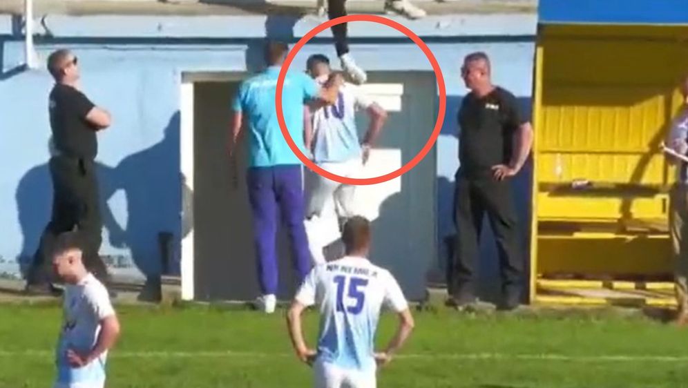 Navijač udara igrača u glavu