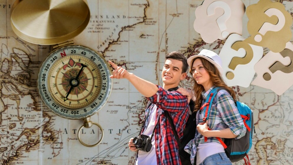 Turisti na putovanju na pozadini karte svijeta s kompasom