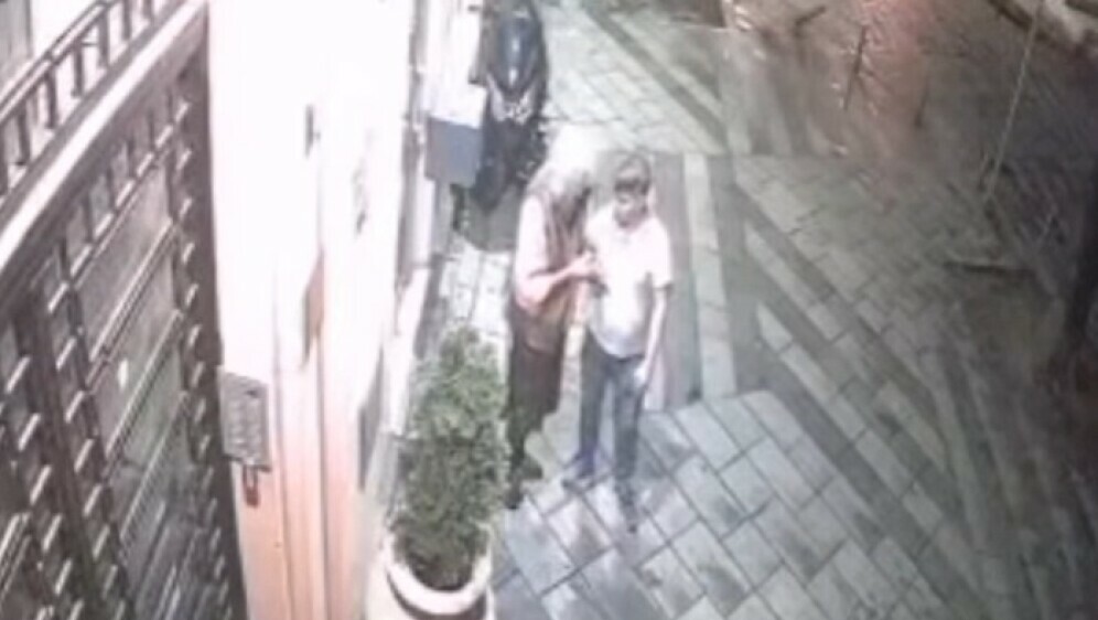 Napad na stariju ženu, screenshot