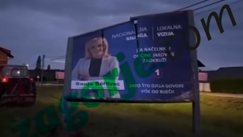 Muškarac traktorom srušio HDZ-ov predizborni plakat