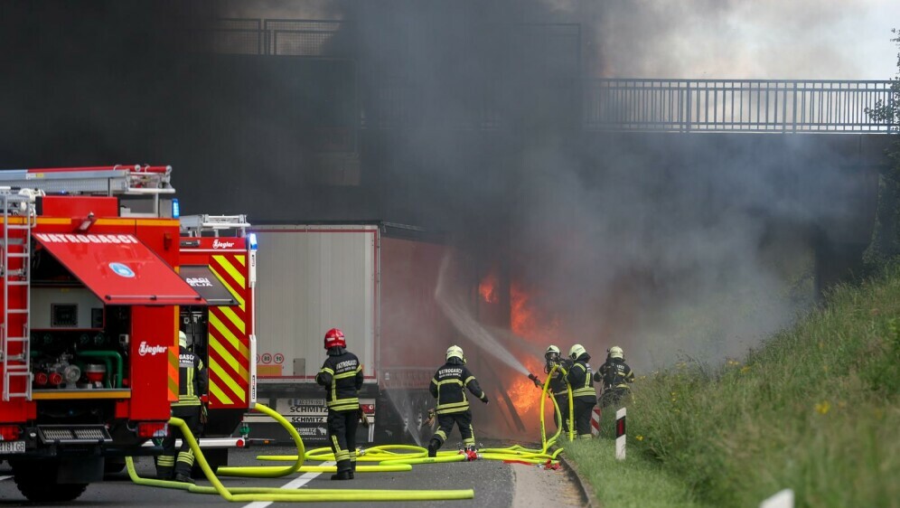 Na autocesti A3 između čvorova Sveta Nedelja i Zagreb zapad se zapalio šleper - 1