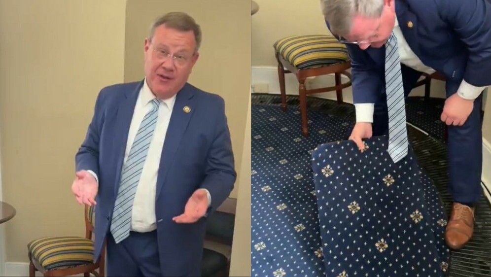 Američki političar Tim Moore kako pokazuje skriveni tunel