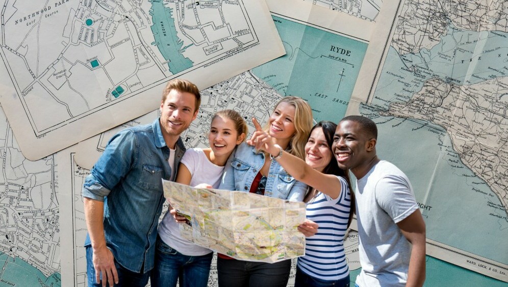 Ljudi koji gledaju u kartu i traže smjer