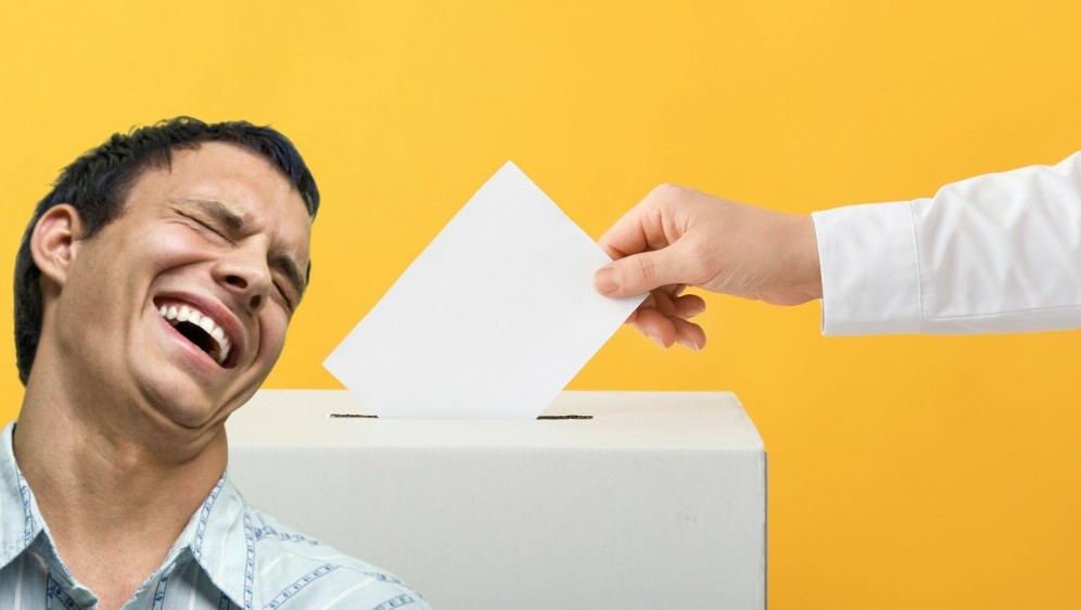 Glasovanje i muškarac koji se smije