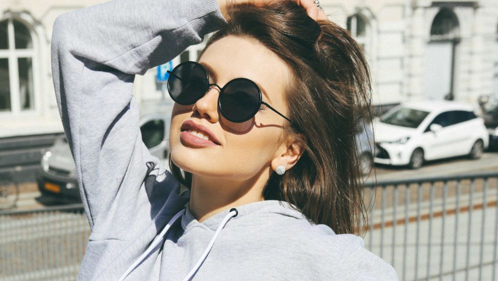 Djevojka sa sunčanim naočalama