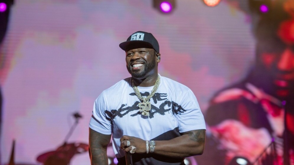 Reper 50 Cent kako se smije na pozornici pri nastupu