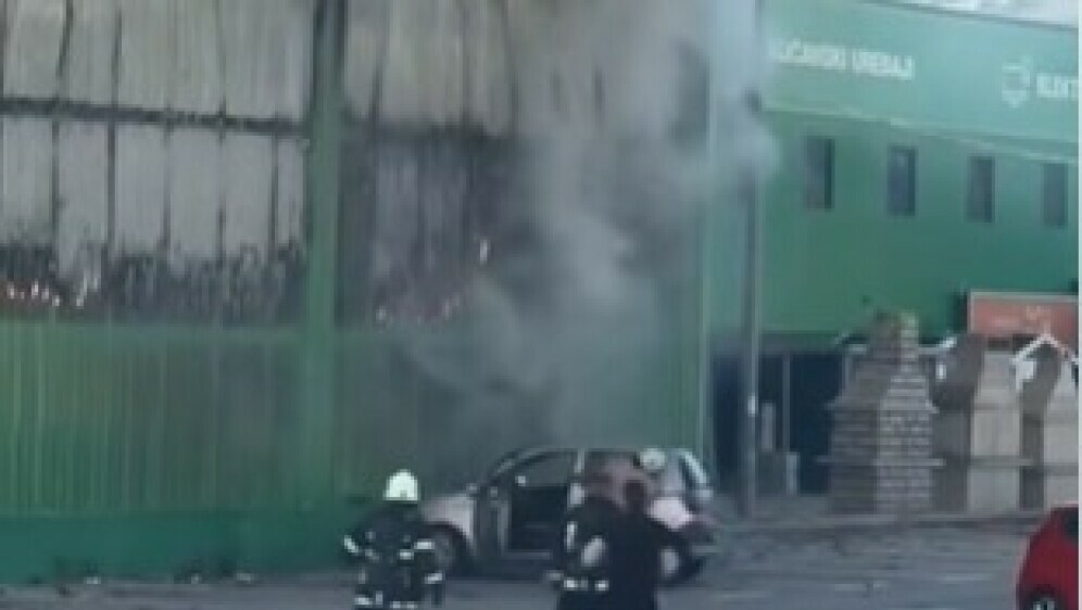 Muškarac spasio auto od požara