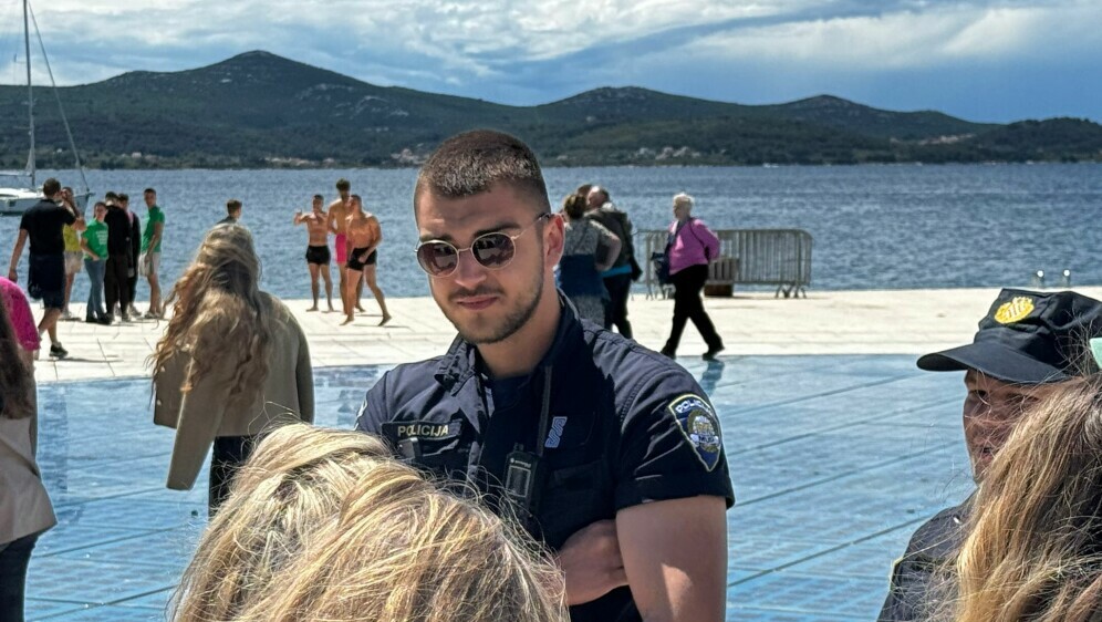Zadarski policajac potpisao se na majice maturantica - 1