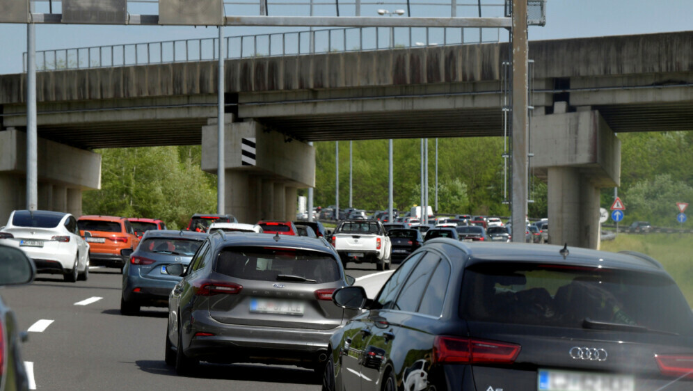 Automobili na autocesti