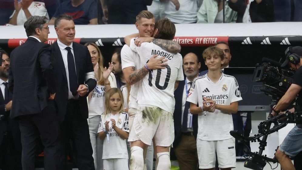 Luka Modrić i Toni Kroos u zagrljaju