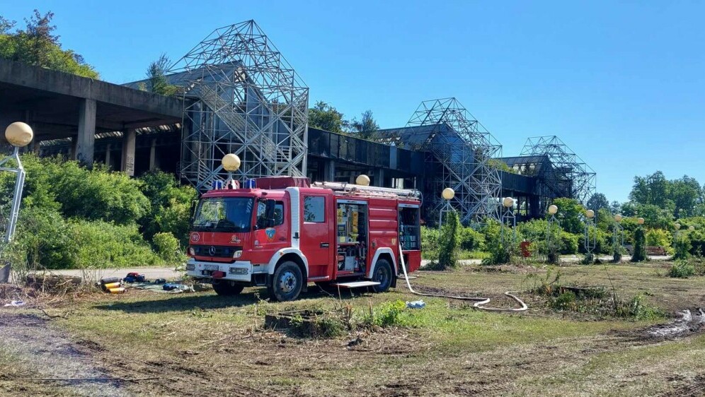 Bolnica u blatu nakon požara - 13
