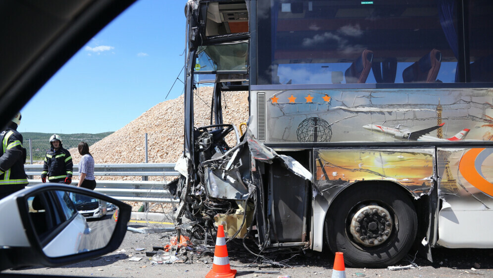 Prometna nesreća u kojoj su na autoputu sudjelovala dva autobusa - 16