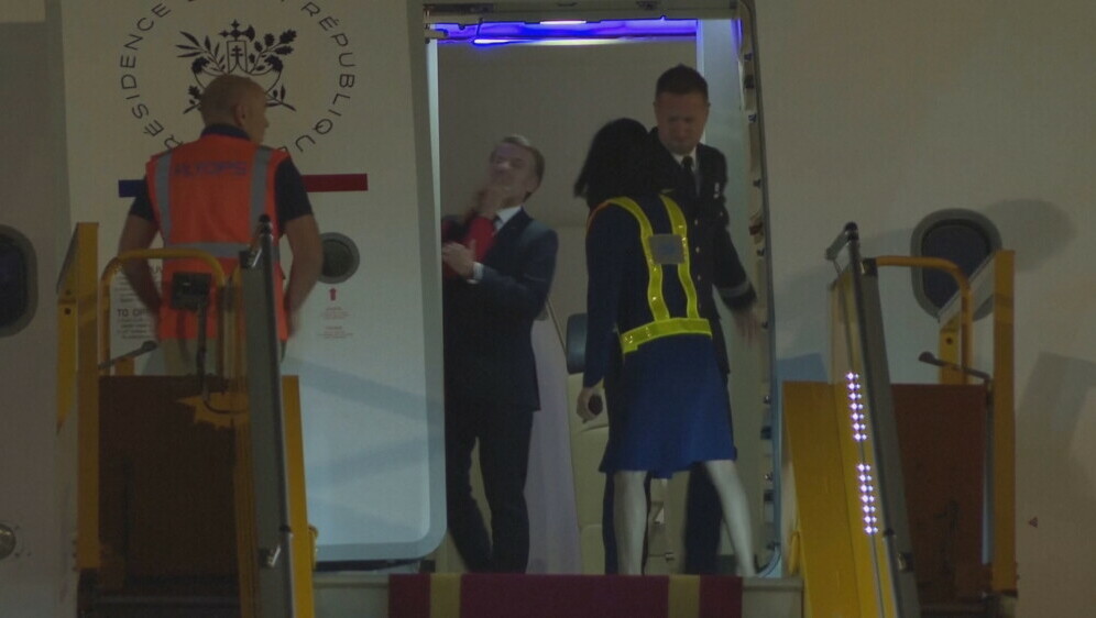 Brigitte Macron Emmanuela Macrona odgurnula rukom