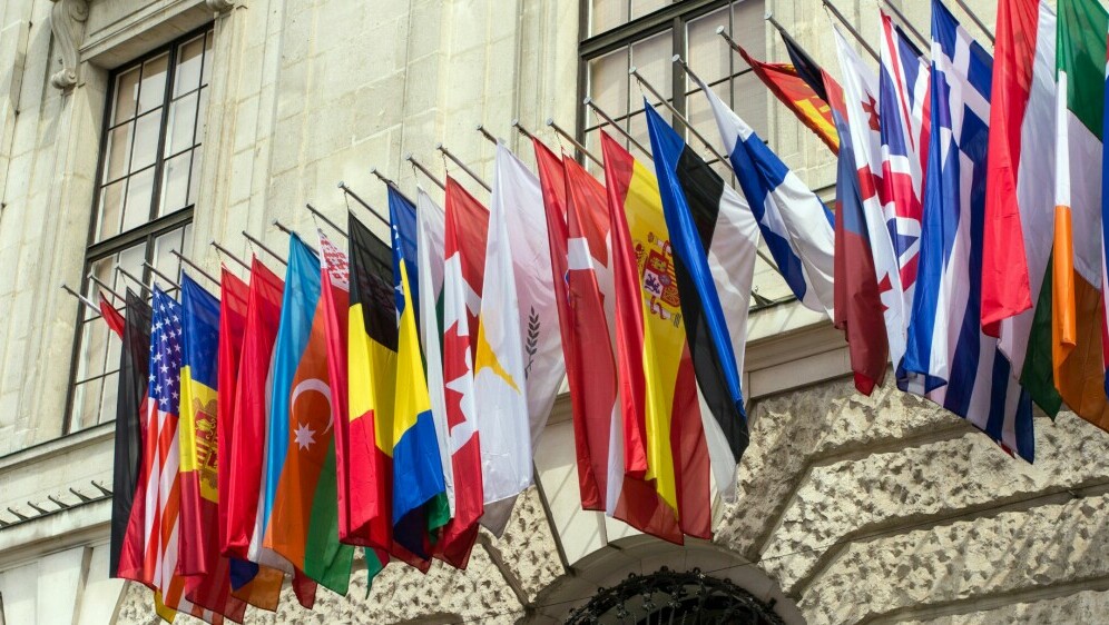 Razne zastave kako se vijore