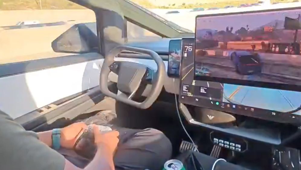 Vozač Cybertrucka igra GTA