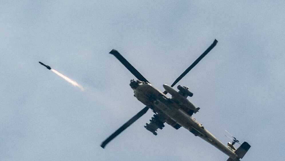 AH-64 Apache ispaljuje raketu Hellfire