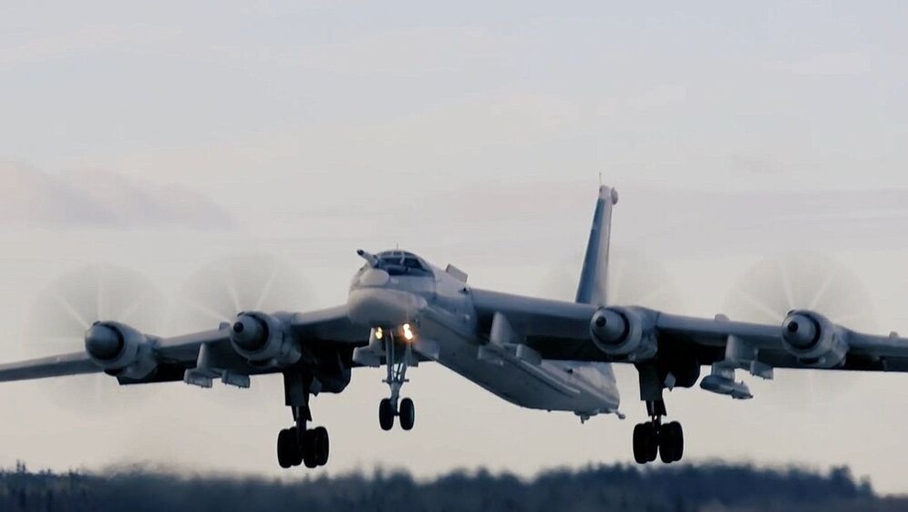 Ruski bombarder Tu-95SM s krstarećim projektilom Kh-101