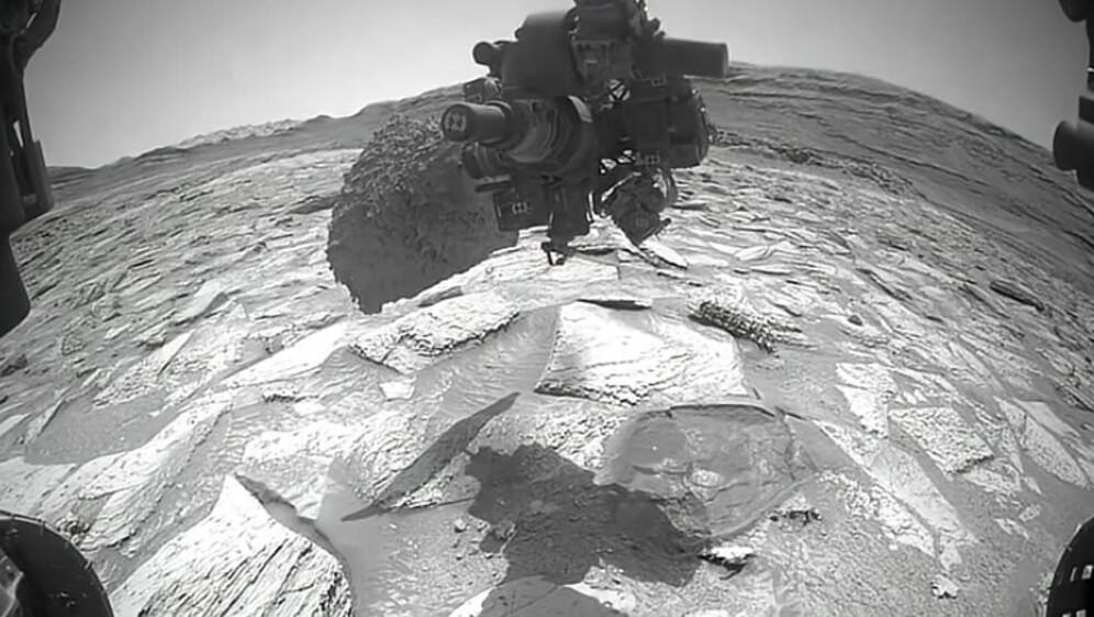 Rover Curiosity s komadom stijene na svrdlu